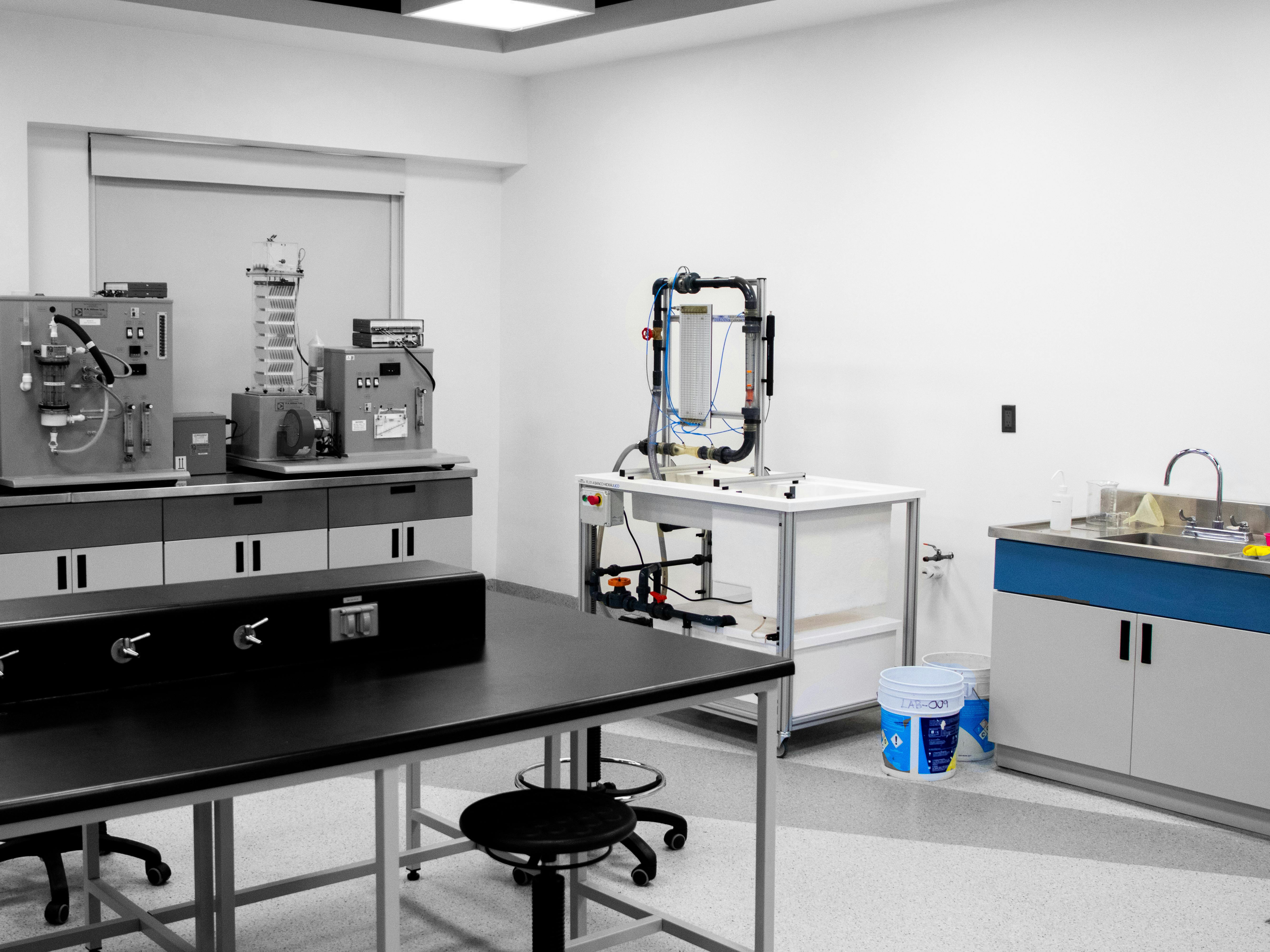 Asphalt laboratory equipment and benches